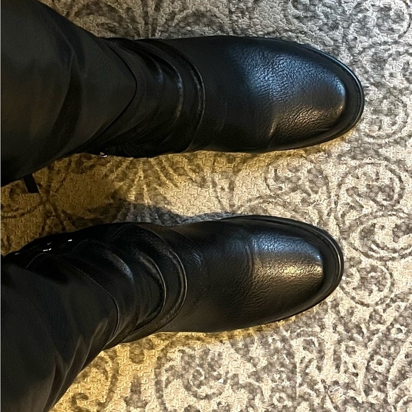 Sexy knee-high black boots. Lace up detailing, side zipper. - Picture 3 of 6